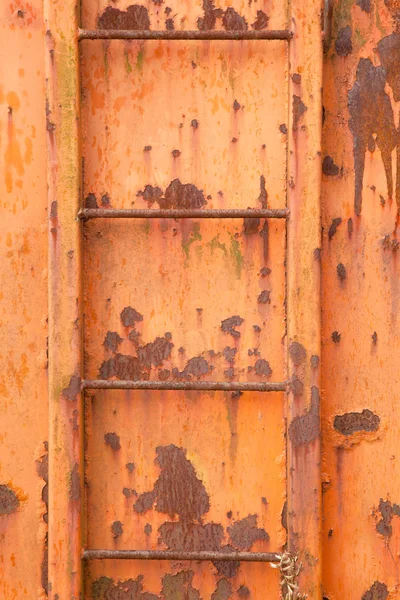 Passi di vecchio contenitore arancio e arrugginito su immagine verticale — Foto Stock