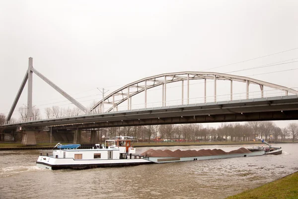 Statek transportujący piasek pod mostem w Holandii — Zdjęcie stockowe