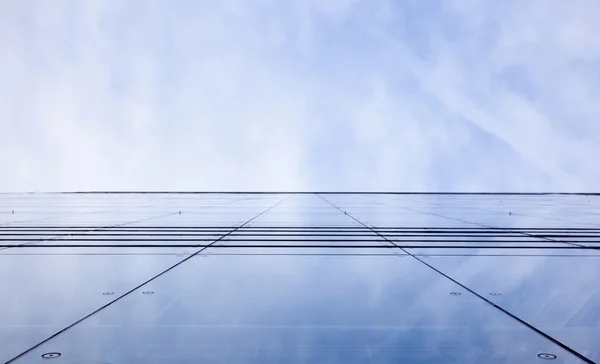 Facade of glass reflecting clouds — Stock Photo, Image