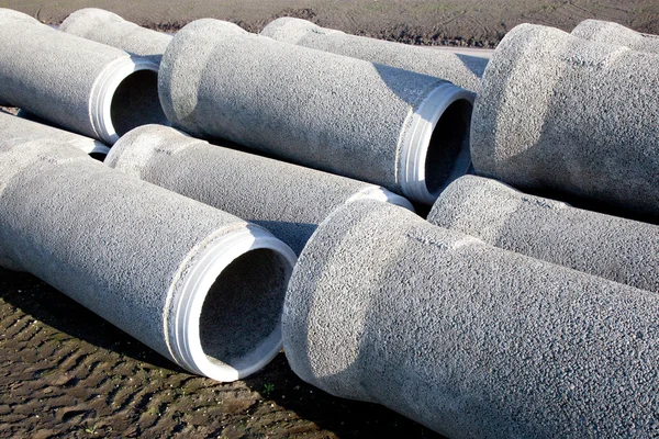 Bekleyen gri beton borular