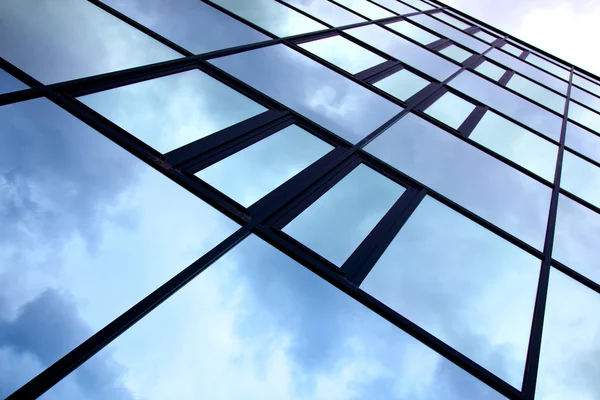 Fachada do edifício de escritórios com céu nublado refletido — Fotografia de Stock