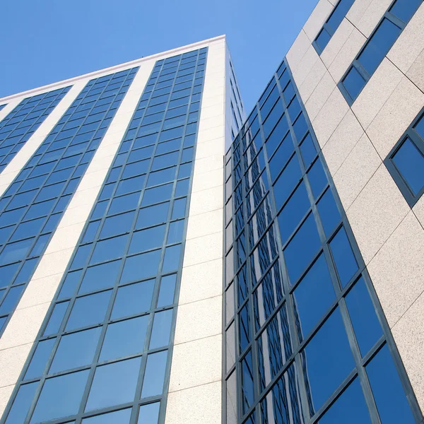 Deel van het kantoorgebouw en blauwe hemel — Stockfoto