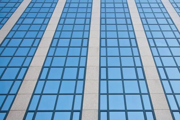 Cielo blu riflesso nella griglia di finestre — Foto Stock