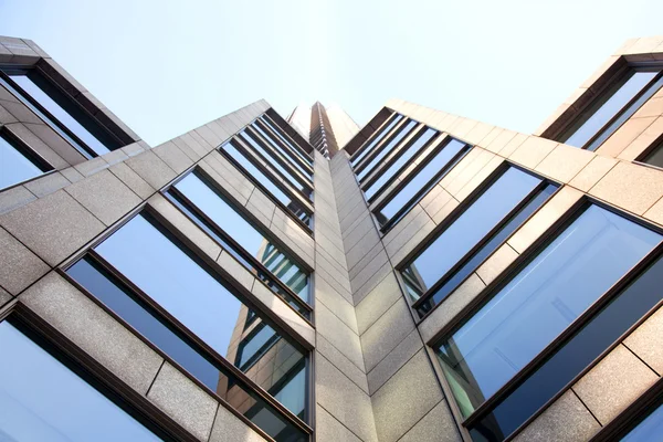 Immeuble de bureaux avec fenêtres bleues — Photo