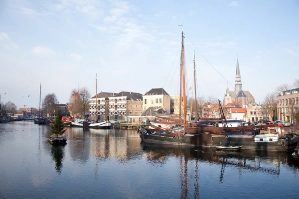 Gamla fartyg i hamnen i gouda — Stockfoto