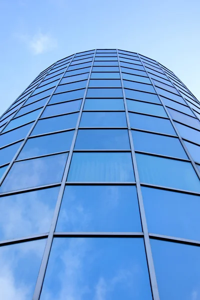 Fachada redonda do edifício de escritório com azul refletido — Fotografia de Stock