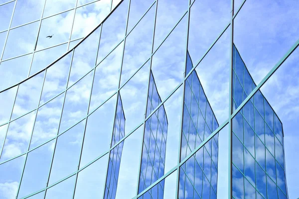 Reflexões do céu e nuvens no edifício de escritórios — Fotografia de Stock