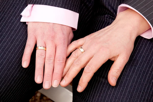 Duas mãos femininas com anéis de casamento — Fotografia de Stock