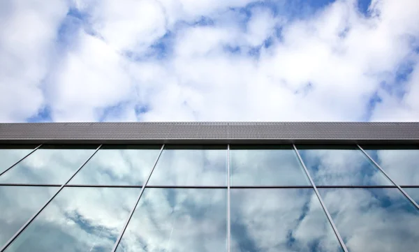 Nuvole e cielo blu riflessi nelle finestre — Foto Stock