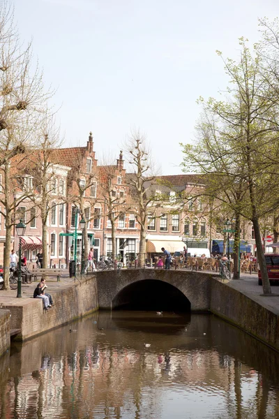 Kanał i rynek przez most w oudewater — Zdjęcie stockowe