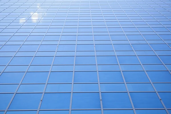 Sky reflected in facade of office building in Rotterdam — Stock Photo, Image
