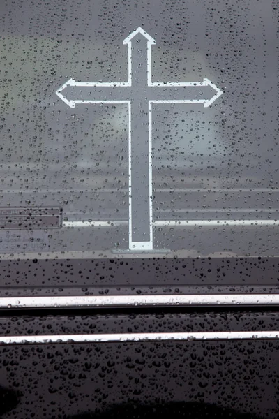 Součástí pohřební vůz s kříž — Stock fotografie