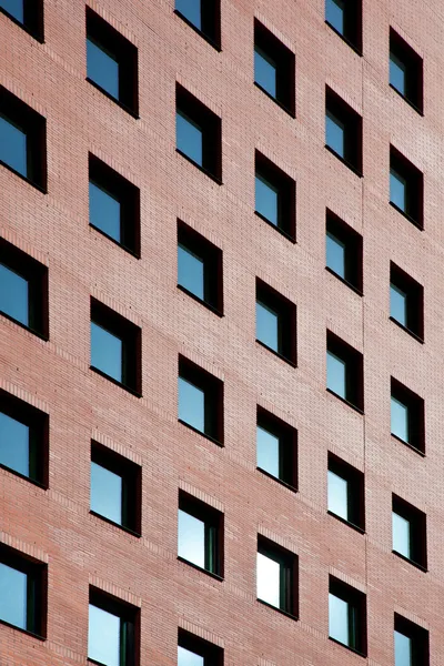 Backsteinbüro mit vielen blauen Fenstern — Stockfoto