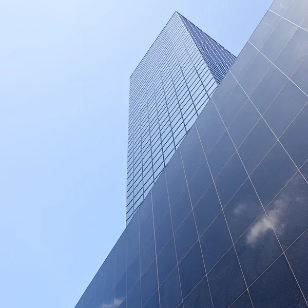 Nuvem refletida no prédio de escritórios — Fotografia de Stock