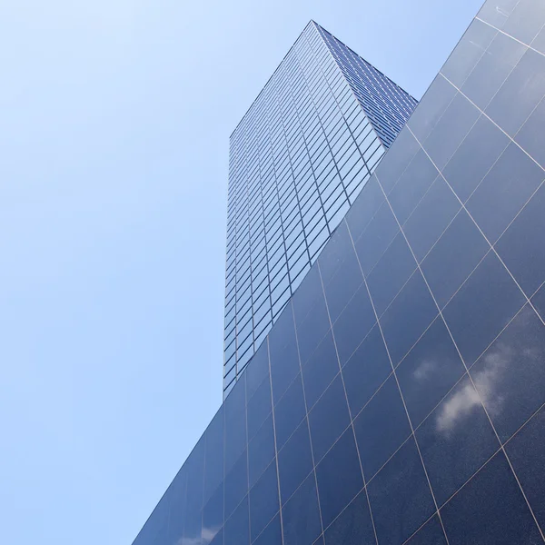 Wolk weerspiegeld in kantoorgebouw — Stockfoto