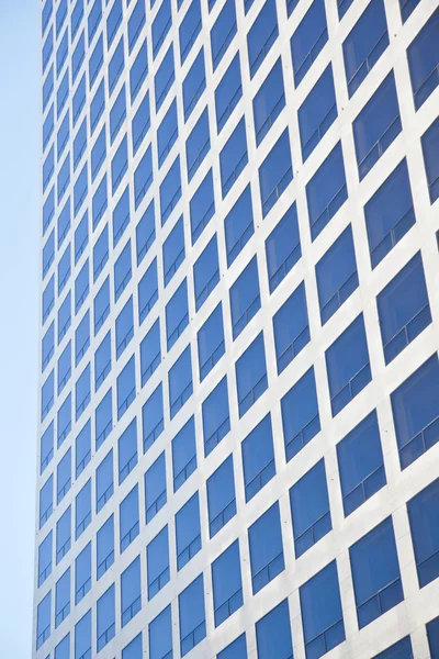 Edifício de escritório moderno refletindo céu azul — Fotografia de Stock