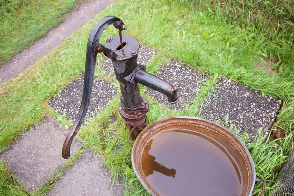 Ancienne pompe à eau en fonte — Photo