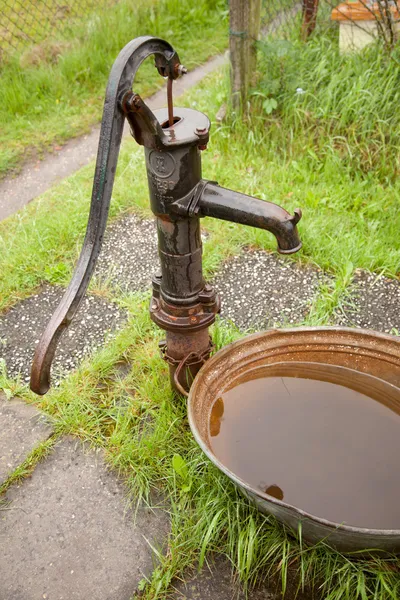 Bomba de água de ferro fundido antigo — Fotografia de Stock