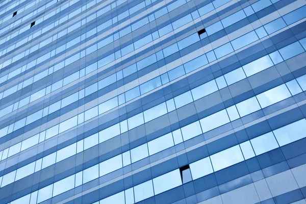 Fachada moderna refletindo céu azul com janelas abertas — Fotografia de Stock