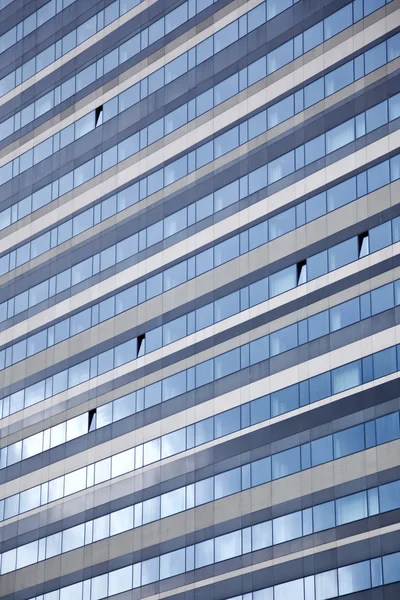 Fasáda moderní budova odrážející oblohu — Stock fotografie