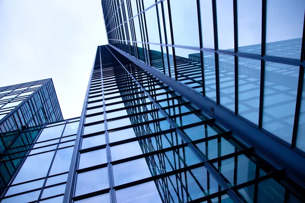 Edifício azul moderno de vidro e aço — Fotografia de Stock