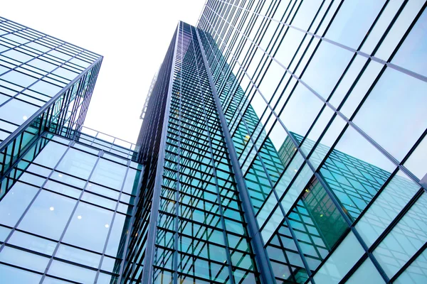 Modern byggnad gjord av glas och stål — Stockfoto