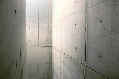 beton duvarlarla kapalı alanı