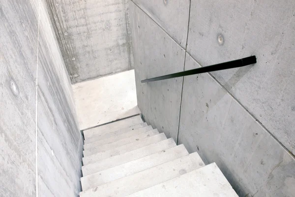 Escalier en béton et escaliers menant vers le bas — Photo