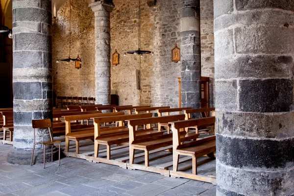 Interiør av gammel katolsk kirke på vernazza – stockfoto