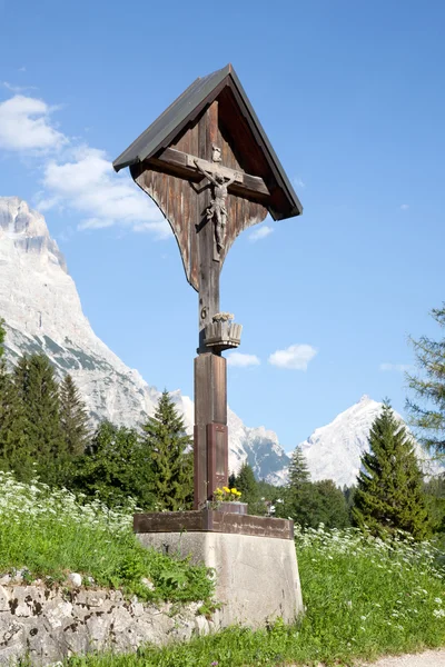 Crucifix in the mountains at cortina d'ampezzo — Stock Photo, Image