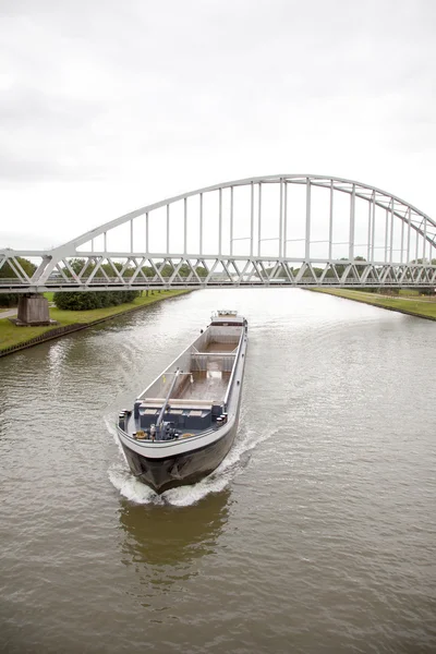 Lege schip in kanaal in Nederland — Stockfoto