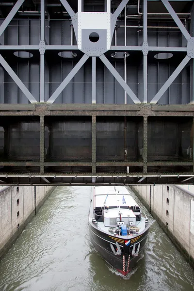 Barco dejando la esclusa bajo la puerta de la esclusa — Foto de Stock