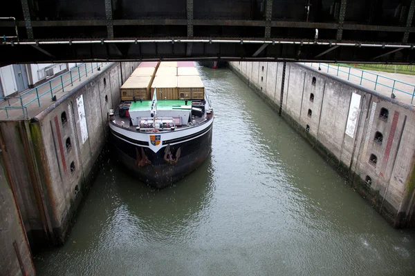 Container ship in sluice — Stock Photo, Image