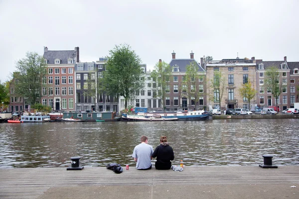 Picknick on the embankment of river amstel — Stock Photo, Image