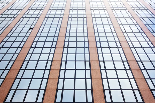 Edificio per uffici con una finestra aperta — Foto Stock