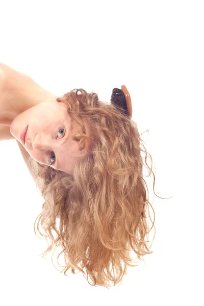 Cabeza de mujer joven cepillando el cabello — Foto de Stock