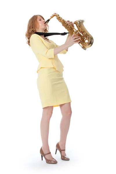 노란색 미니 젊은 여자 드레스 알토 색소폰 연주 — 스톡 사진