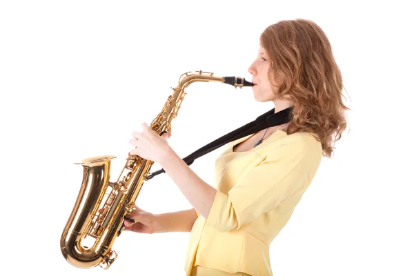 Młoda kobieta w żółty gra saksofon altowy — Zdjęcie stockowe