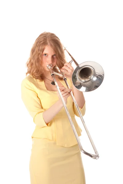 노란색 트롬본 연주 젊은 여자 — 스톡 사진