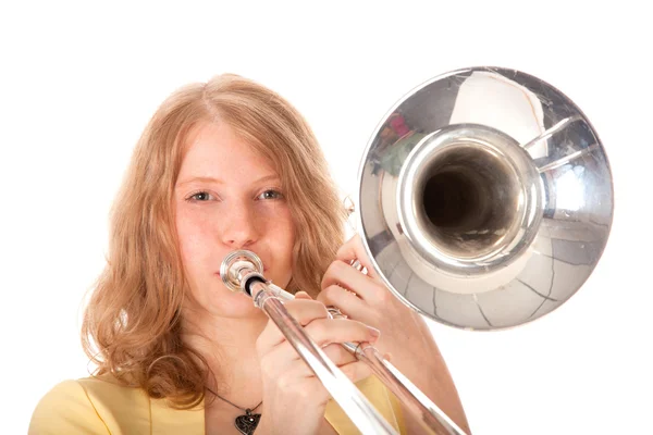 Gros plan de jeune femme en jaune avec trombone — Photo