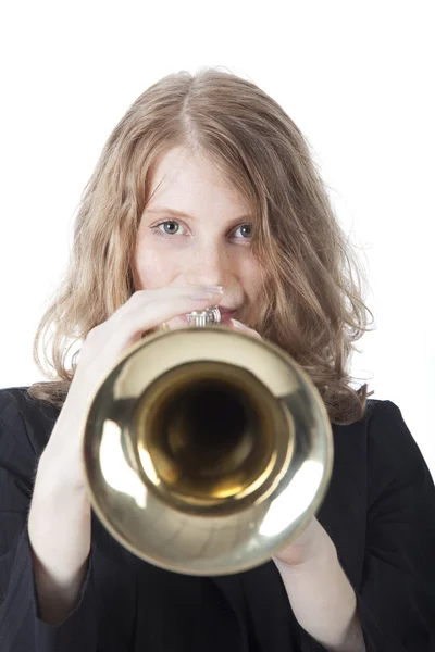 Mujer joven tocando la trompeta — Foto de Stock