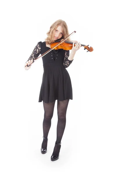 Młoda kobieta w czarnej sukni gra skrzypce — Zdjęcie stockowe