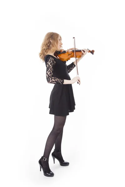 Jovem mulher de vestido preto tocando violino — Fotografia de Stock