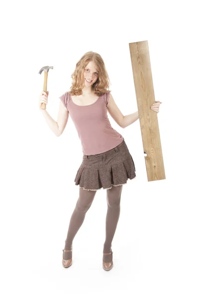Joven bonita mujer con martillo y madera — Foto de Stock