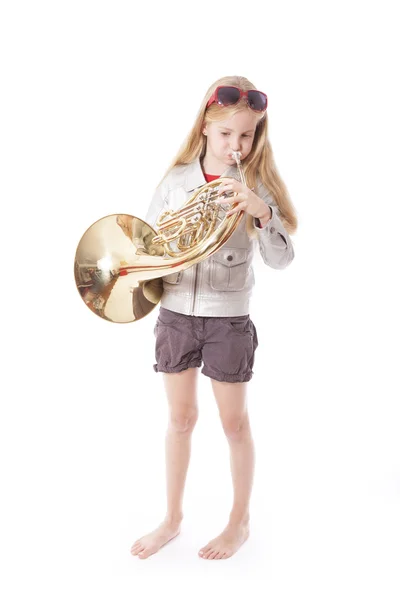 Jovem menina tocando chifre francês — Fotografia de Stock