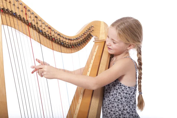 Jovem menina em azul tocando harpa — Fotografia de Stock