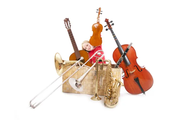 Jeune fille avec instruments de musique en boîte — Photo