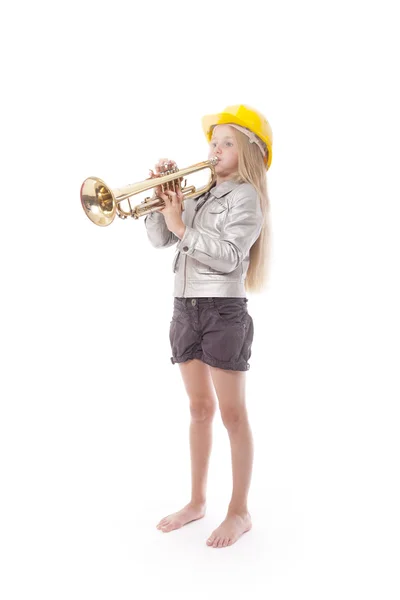 Fiatal lány, játszik a trombita, sárga bukósisak — Stock Fotó