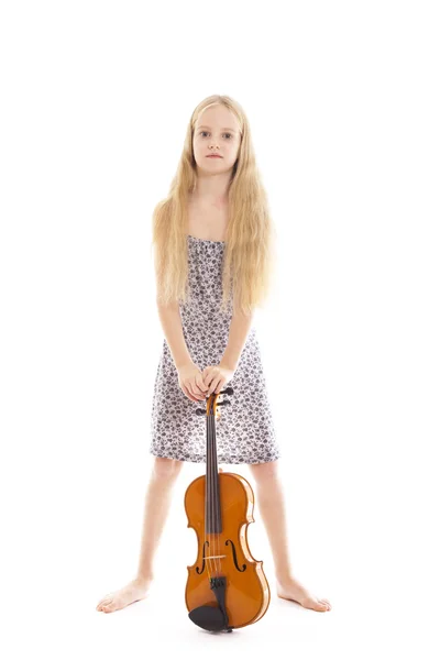 Jovem menina no vestido de pé com seu violino — Fotografia de Stock