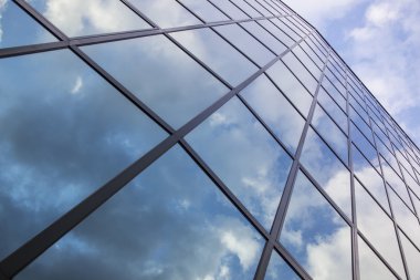 yenilgileri ve modern Binası'nın mavi gökyüzünde